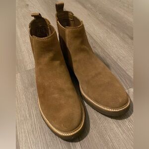 Clarks Clarkdale Chelsea Boots size 9 w/ Dr. Scholls inserts